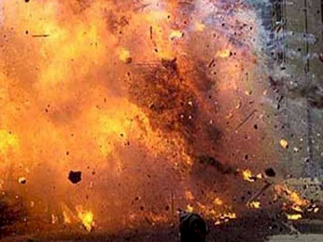 बम ब्लास्ट से मचा हड़कंप: प्रयागराज में बम धमाका.... बम लेकर जा रहे थे तभी हुआ धमाका.... झोले में बम फटने से एक युवक की मौत.... चचेरा भाई जख्मी.... मची सड़क पर अफरातफरी......