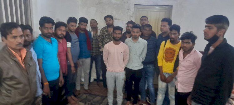CG- 17 जुआरी गिरफ्तार: मकान में 52 परियों से इश्क लड़ा रहे थे दीवाने…. पुलिस का छापा... जुआ खेलते 17 जुआरी पकड़ाए.... 4 लाख 62 हजार नगदी भी जप्त....