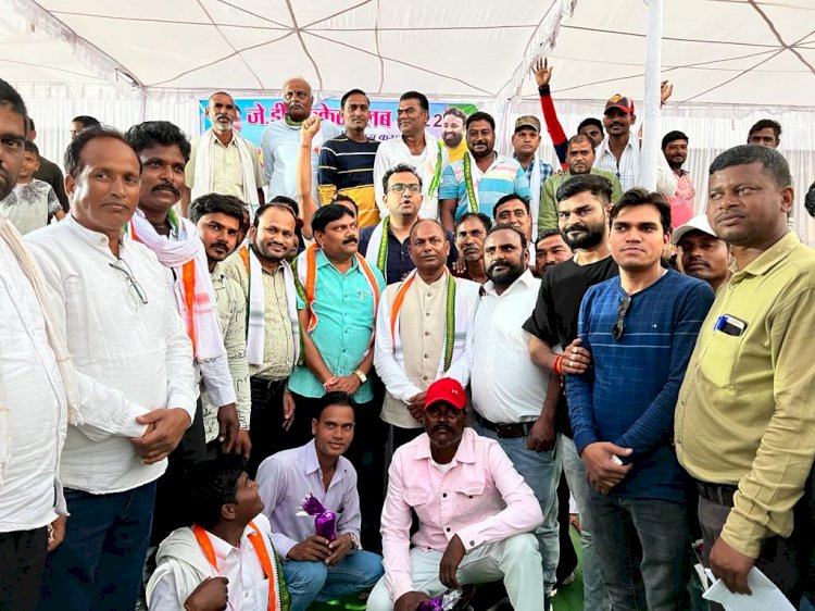 CG BEMETARA:कुंभली पाटन की टीम ने ट्रॉफी पर जमाया कब्जा...युवा नेता अविनाश चौबे ने खिलाड़ियों को पुरस्कार देकर किया सम्मान...जेडी क्रिकेट क्लब के द्वारा स्व पं देवी प्रसाद चौबे की स्मृति में क्रिकेट का भब्य आयोजन का समापन रविवार को किया गया
