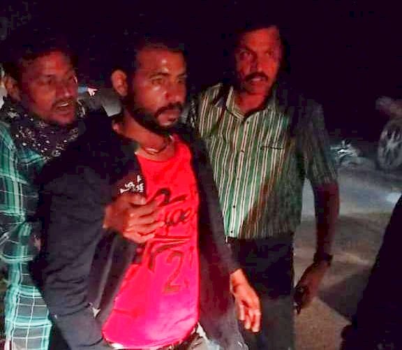 CG:बेमेतरा कलेक्टर एवं एसपी ने मानवता का परिचय देतें हुए सड़क दुर्घटना में घायल युवक को पहुंचवाया हॉस्पिटल...कलेक्टर एवं एसपी बेरला दौरे से वापस लौट रहे थे...कलेक्टर ने कहा मदद पहुंचाने वाले युवक सरदा निवासी पप्पू राज कोसले को पुरस्कृत किया जायेगा