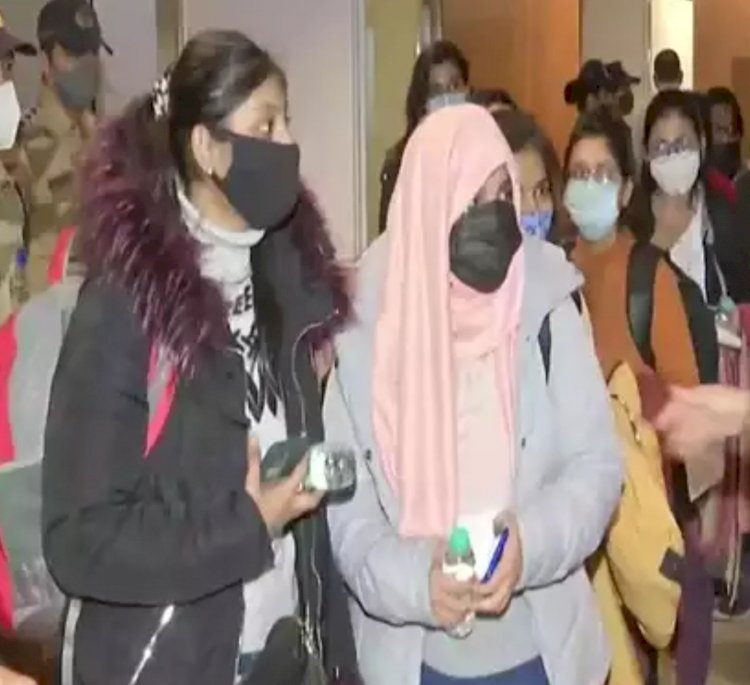 यूक्रेन से छत्तीसगढ़ के 39 छात्र-छात्राओं की सकुशल वापसी.... CM के निर्देश पर इन छात्र-छात्राओं को करायी गयी वाहन, ठहरने, भोजन की सुविधा उपलब्ध.... एयर टिकट कराकर उनके परिजनों को सकुशल सौंपा गया.....