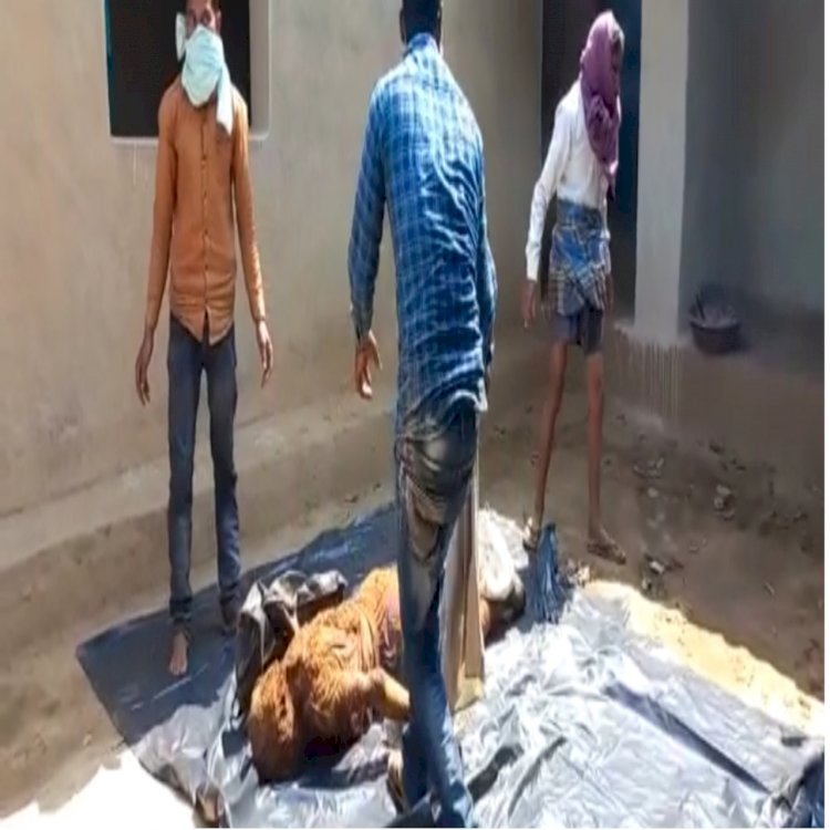 कलयुगी सनकी बेटे ने अपने ही माता-पिता को मारकर उतारा मौत के घाट शव को दफनाया घर में। ऐसे हुआ डबल मर्डर का खुलासा।