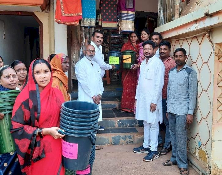 CG BEMETARA:देवरबीजा के दुकान एवं घर -घर जाकर डस्टबीन वितरण किये एवं स्वच्छता के प्रति किये जागरूक