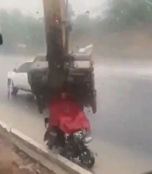 VIDEO- बारिश में भीग रहा था बाइक सवार..... JCB वाले ने किया कुछ ऐसा.... जुगाड़ से बना दिया छाता.... भीग रहे शख्स को मिली JCB मशीन से मदद.... CG के IAS और IPS किया शेयर.... देखें VIDEO कैसे JCB बनी छतरी....