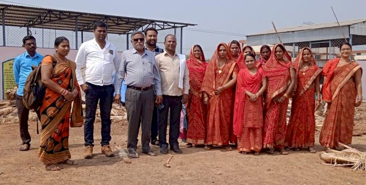 CG BEMETARA:बीजा नारी शक्ति महिला स्व सहायता समूह के अध्यक्ष सदस्यों ने केले के तने का रेशा कैसे बनता है जिसको देखने पहुंचे राखी गौठान