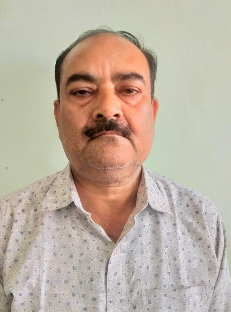 CG- बीमा के नाम पर ठगी करने वाला गिरफ्तार.... रकम तिगुना करने का लालच दे महिला से ऐंठ लिया लाखों.... रिश्तेदारी बताकर महिला को लिया विश्वास में.... आधार कार्ड देकर कहा, 'ये मेरा सबूत है'.... फिर जो हुआ....