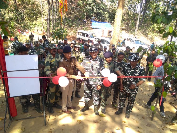 पुलिस महानिरीक्षक पहुंचे बलरामपुर के घोर नक्सल प्रभावित क्षेत्र में, किया भुताहीमोड़ पुलिस व सीआरपीएफ ज्वाइंट टास्क फोर्स कैंप का भूमि पूजन/शुभारंभ, नक्सल प्रभावित क्षेत्र में सेवा दे रहे जवानों का किया उत्साहवर्धन
