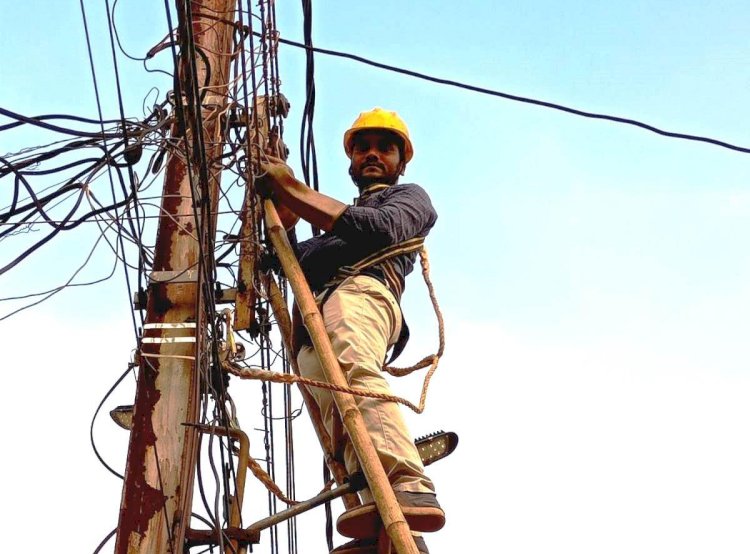 CG:दुर्ग संभाग जिले के बेमेतरा,दुर्ग, बालोद बिजली बकायादारों पर कार्रवाईरू एक महिने में 12261 बकायादारों से 09 करोड़ 75 लाख रुपए से अधिक की राजस्व वसूली...कार्यवाही के दौरान दुर्ग, बालोद एवं बेमेतरा जिले के 7478 बकायेदार उपभोक्ताओं की बिजली कटी