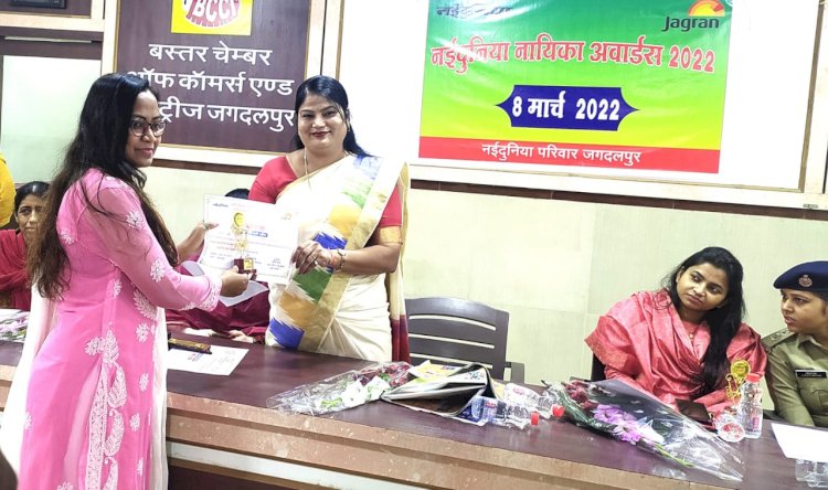 नायिका अवार्ड से नवाज़ी गई आम आदमी पार्टी बस्तर की जिलाध्यक्ष