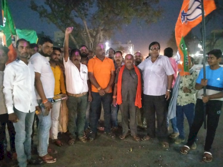 CG:देवरबीजा में वरिष्ठ भाजपा नेता संजीव तिवारी के नेतृत्व में 04राज्यों में भाजपा के शानदार प्रदर्शन को लेकर बीजेपी के कार्यकर्ताओ ने फटाके फोड़कर खुशी मनाये
