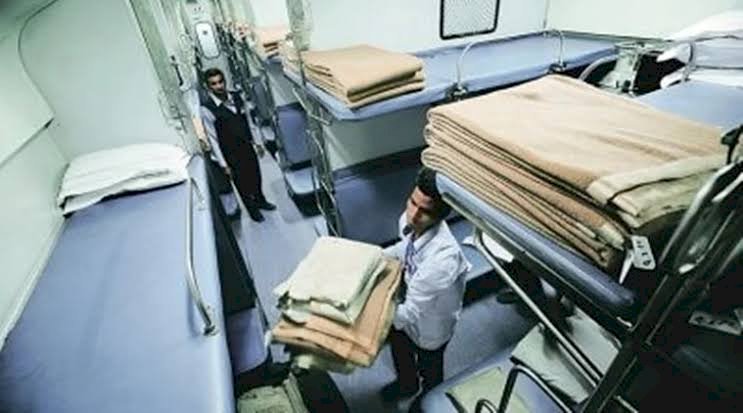 यात्रीगण ध्यान दें: ट्रेनों में बेड रोल का आदेश.... रेलयात्रियों को नहीं उठाना पड़ेगा कंबल का बोझ.... रेलवे बोर्ड के निर्देशानुसार ट्रेन के अंदर बेड रोल उपलब्ध करने की सुविधा की जाएगी पुन: शुरू......