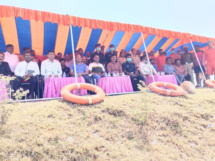 राष्ट्रीय आपदा मोचन बल NDRF के द्वारा कवर्धा जिले के सरोदा बांध में की गई मॉक ड्रिल।