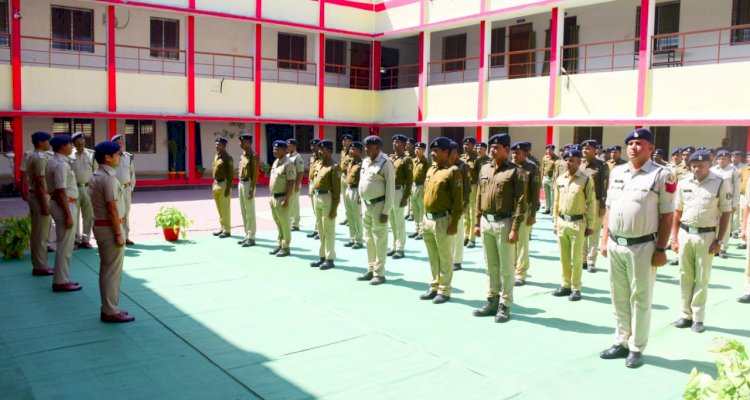 CG पुलिस की अभिनव पहल: पुलिसवाले ड्यूटी शुरू करने से पहले गाएंगे राज्यगीत.... थानों-लाइन में रोज सामूहिक रूप से करेंगे छत्तीसगढ़ महतारी की आराधना.... SP समेत सभी थानों और पुलिस लाइन में जवानों ने गाया