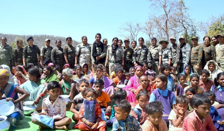 घोर नक्सल प्रभावित ग्राम बीजाडार में कबीरधाम पुलिस का सिविक एक्शन प्रोग्राम। कबीरधाम पुलिस की महिला अधिकारी कर्मचारियों के द्वारा पहली बार अधिक संख्या में किया गया वनांचल क्षेत्र का सर्चिंग।