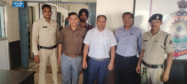 CG- 3 असिस्टेंट टीचर अरेस्ट: प्राचार्य ने की फांसी लगाकर आत्महत्या.... ट्रांसफर कराने की देते थे धमकी..... प्राचार्य को मानसिक रूप से प्रताड़ित कर आत्महत्या के लिए उकसाने वाले 3 सहायक अध्यापक गिरफ्तार......