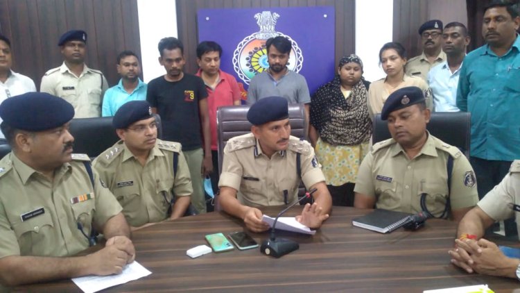 CG- युवती समेत 5 गिरफ्तार: मेडिकल दुकान की आड़ में नशे का कारोबार.... डिलीवरी लेने पहुंचे थे 2 युवक और युवती.... तभी पुलिस ने पकड़ा... MR और संचालक भी दबोचे गए.... नशीली दवाओं का जखीरा बरामद......