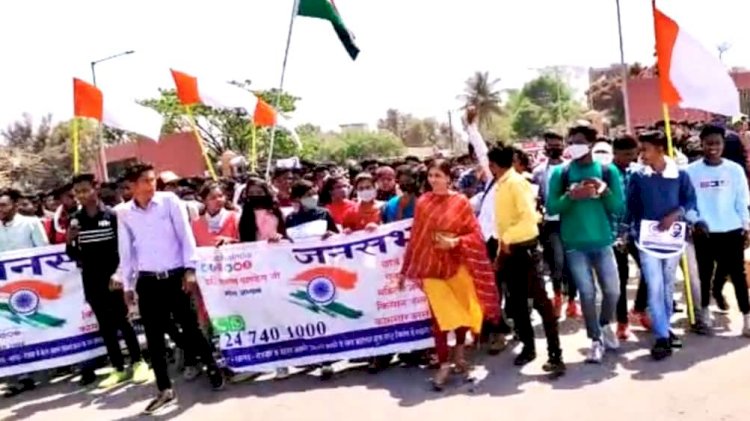 वार्षिक परीक्षा की समय सारणी जारी - छात्र सभा ने किया विश्वविद्यालय का घेराव