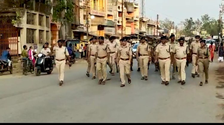 पुलिस का फ्लैग मार्च…. होली के मद्देनजर शांति व्यवस्था