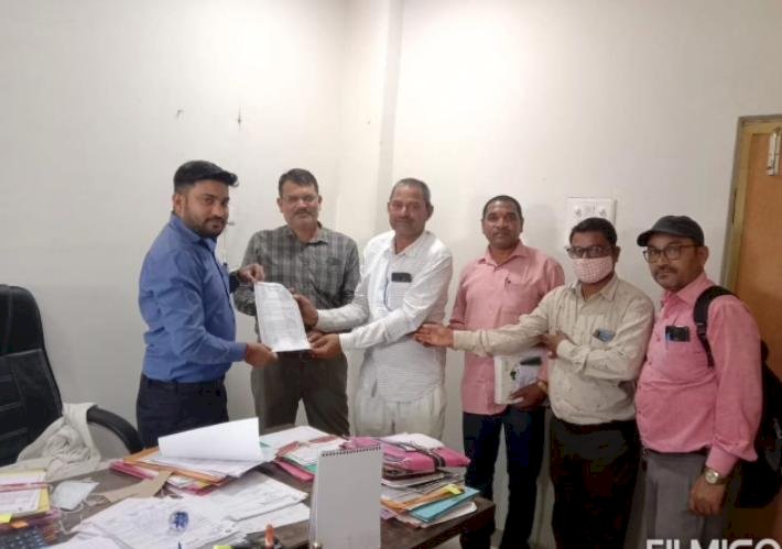 CG:बेमेतरा जिले के पंचायत सचिवों ने कलेक्टर को एक ज्ञापन सौंपे है... सचिवों को शासकीयकरण नहीं करने के कारण नरवा गरवा घुरवा व बाडी से संबंधित सभी प्रकार के कोई कार्य नहीं करेंगे