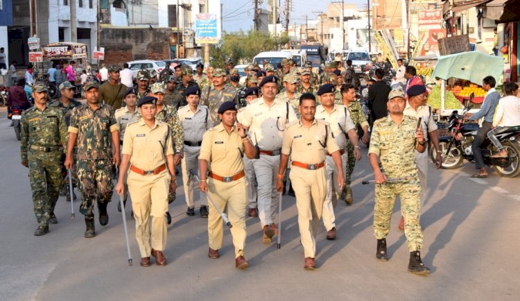 पुलिस अधीक्षक ने होली तथा शबे बारात से पूर्व जिले में शांति व्यवस्था बनाए रखने, तथा गुंडा बदमाशों को जिले से दूर रहने हिदायत देने के लिए शक्ति प्रदर्शन करते हुए दल बल के साथ फ्लैग मार्च निकाला।