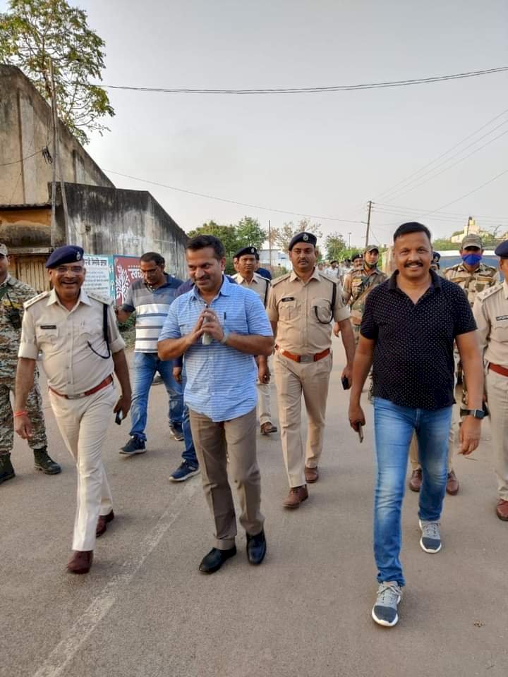 CG: होली त्यौहार के मद्देनजर बेमेतरा जिले के समस्त थाना/चौकी क्षेत्रो में फ्लैग मार्च एवं पेट्रोलिंग...होली से पहले मुस्तैद हुई पुलिस...बदमाशो पर रखेगी नजर जबरन रंग डाला, छिटाकशी व हंगामा किया तो खैर नही