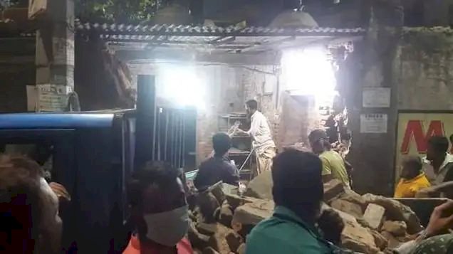 बांग्लादेश: ढाका मे इस्कॉन राधाकांत मंदिर में 200 लोगों ने तोड़फोड़ की और लूटपाट की गई और कईयो को कर दिया घायल।