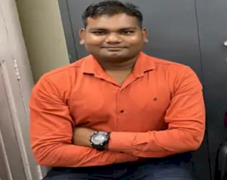 CG- पुलिसकर्मी की मिली लाश: पुलिस क्वार्टर में कांस्टेबल ने लगाई फांसी.... शादी लग चुकी थी.... 1-2 दिन में डेट होने वाली थी फाइनल…. कमरे में पंखे से लटक रहा था शव.....
