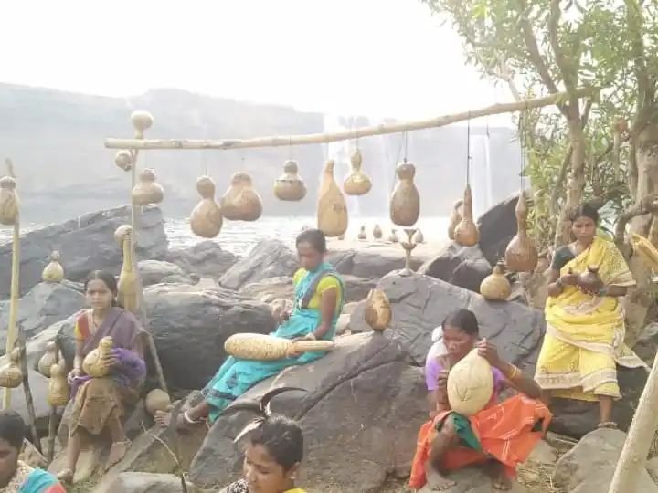 Bastar News: बस्तर के आदिवासी लोग तुंबा लौकी को सुखाकर बनाते हैं देशी थर्मस, बॉलीवुड सिंगर ने भी इस कला की तारीफ की है.