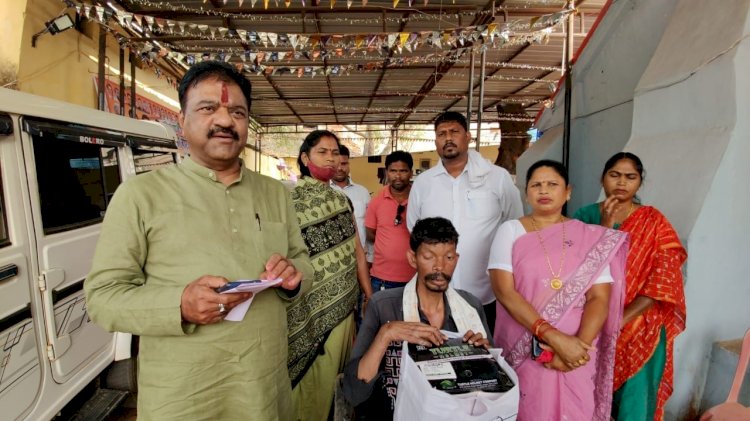 संसदीय सचिव रेखचंद जैन ने दिव्यांग युवक को प्रदान की बैटरी चालित ट्राय साइकिल