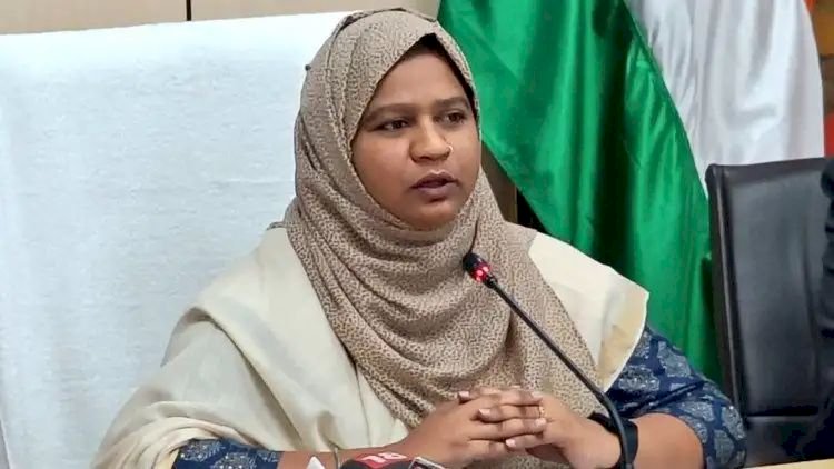 Karnataka News: अल्पसंख्यक आयोग की कार्यवाहक अध्यक्ष ने कहा,भगवत गीता कोई धार्मिक किताब नहीं, बल्कि दर्शन की किताब है। इस पर विदेशों में भी अध्ययन किए जा रहे हैं, और हिजाब विवाद पर कही ये बात.