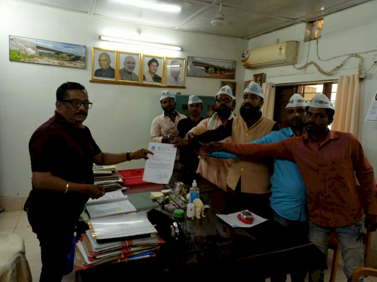 सड़क की मरम्मत के लिए बस्तर संभाग जिला प्रभारी आप नेता समीर खान ने केंद्रीय परिवहन मंत्री के नाम NH के अधिकारी को सौपा ज्ञापन