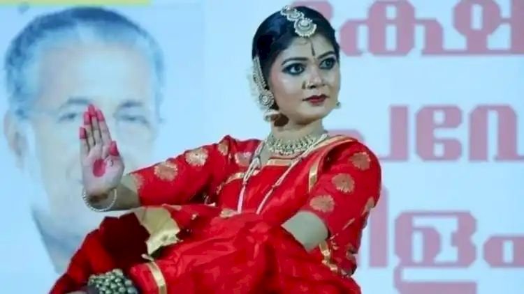 गैर हिंदू डांसर को केरल (Thrissur Kerala) के इरिंजालकुडा के प्रसिद्ध कुडलमानिक्यम मंदिर में आगामी उत्सव पर परफॉर्म करने की अनुमति नहीं दी गई.