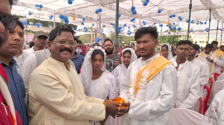 मुख्यमंत्री कन्या सामूहिक विवाह योजना अंतर्गत 94 नवदम्पति बंधे परिणय सूत्र में खाद्य मंत्री अमरजीत भगत ने दिया नवदम्पतियों को आशीर्वाद