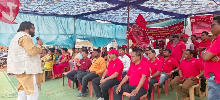 केंद्र सरकार द्वारा एनएमडीसी नगरनार स्टील प्लांट के निजीकरण व डीमर्जर के विरुद्ध श्रमिक संगठन द्वारा जारी धरना प्रदर्शन को समर्थन देने पहुंचे मुक्ति मोर्चा व जनता कांग्रेस जे के नेता नवनीत चांद - मुक्ति मोर्चा/जनता कांग्रेस जे