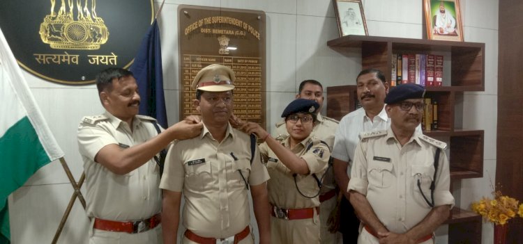 CG:बेमेतरा जिले पदस्थ DSP रामकुमार बर्मन को अशोक स्तंभ लगाकर ASP के पद पर किया पदोन्नत