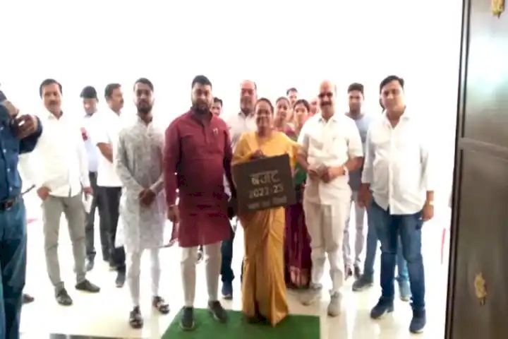 दुर्ग छ.ग: रिसाली नगर निगम महापौर शशि सिन्हा गोबर का सूटकेस लेकर पहुंचीं.110 करोड़ का बजट पेश किया.