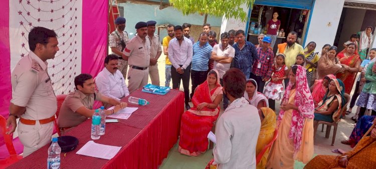 पुलिस अधीक्षक की अभिनव पहल, तुंहर पुलिस तुंहर द्वार के अंतर्गत कोरबा पुलिस अधीक्षक पहुंचें ग्राम सेमीपाली, मौके पर ही समस्याओं का हो रहा निराकरण