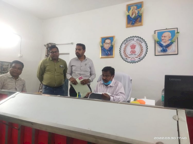 CG BEMETARA:दुर्ग संभाग कमिश्नर ने थानखम्हरिया का किये औचक निरीक्षण..निर्धारित समय में प्रतिवेदन नही भेजे जाने पर पटवारी को थमाया कारण बताओं नोटिस