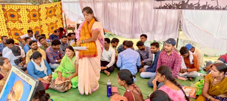 नगरी स्थित रावणभाँटा में धरने में बैठे मनरेगा कर्मचारियों के समर्थन में पहुँची भाजपा नेत्री प्रेमलता नागवंशी