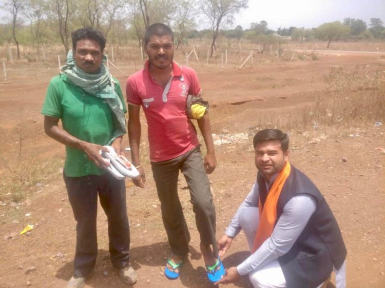 राज्यसभा सांसद सरोज पांडेय के आह्वान पर भाजपा नेता सौरभ जागृत ने बाटा चरण पादुका