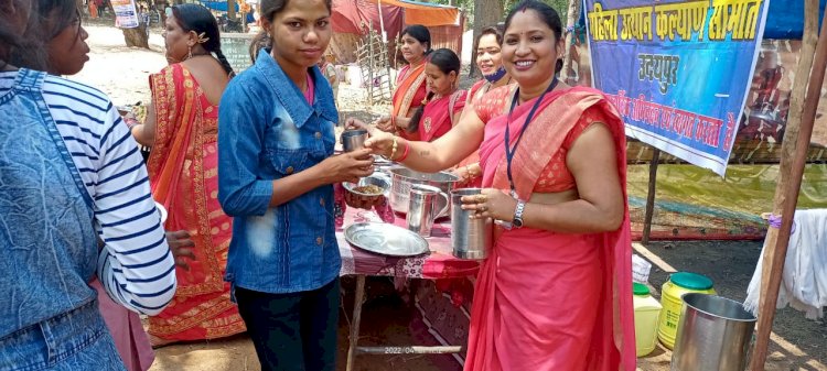 रामगढ़ के पावन धरा पर महिला उत्थान कल्याण समिति के द्वारा गुड़,चना और प्याऊ की व्यवस्था की गई थी।