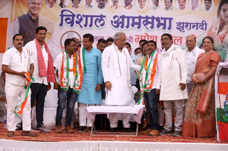 खैरागढ़ उपचुनाव में भाजपा को फिर लगा बड़ा झटका, छुईखदान ने दो पार्षदों ने कहा- अब हम कांग्रेस के साथ, सीएम की सभा में लिया पार्टी प्रवेश