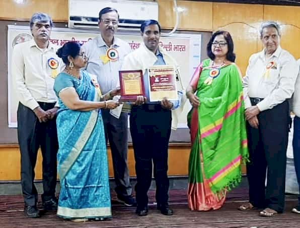 CG:बेमेतरा जिले के बेरला ब्लाक के लावातरा हाईस्कूल में पदस्थ शिक्षक भुवन लाल साहू का उत्तरप्रदेश में हुआ सम्मान... अखिल भारतीय साहित्य मंथन शोध संस्थान नई दिल्ली द्वारा 9 अप्रैल को माथुर वैश्य सभागार आगरा , उत्तरप्रदेश में प्रतिभा अलंकरण समारोह का आयोजन किया गया..श्री साहु शिक्षक देवरबीजा के निवासी