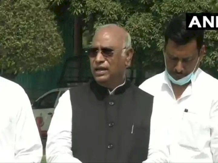नेशनल हेराल्ड भ्रष्टाचार मामले में अब प्रवर्तन निदेशालय ने कांग्रेस के वरिष्ठ नेता मल्लिकार्जुन खड़गे पर शिकंजा कसना शुरू कर दिया है.