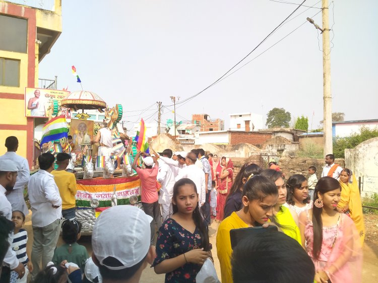 CG:देवकर के भगवान विमल नाथ जी की मंदिर प्रांगण से प्रभात फैरी पालकी के साथ शोभायात्रा बड़े धुमधाम से निकला..देवकर सहित बीजा, साजा,परपोडी, थानखम्हरिया सभी जगहों पर मनाये महावीर जयंती..देवकर में रात को भक्ति का कार्यक्रम आयोजित..देवकर पुलिस चौकी प्रभारी सहित पुरे स्टाफ का विशेष सहयोग रहा..सुरक्षा व्यवस्था में लगे