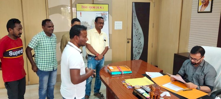 सुकमा पूर्व छात्रों ने मुख्यमंत्री के नाम ज्ञापन सौंप कर जताया विरोध..शासकीय माध्यमिक विद्यालय सुकमा यथावत रखने की मांग की