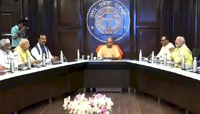 लखनऊ यूपी: पूरी हुई योगी कैबिनेट की पहली बैठक, 14 बड़े प्रस्तावो पर लगी मुहर.