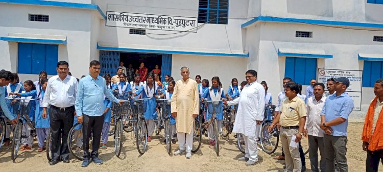 कांग्रेस जनप्रतिनिधियों ने 87 छात्रों को किया निशुल्क साइकिल का वितरण।