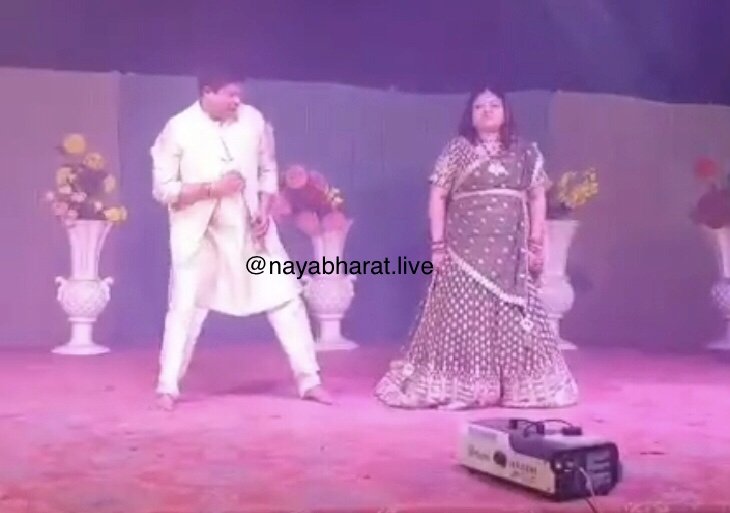 CG-पूर्व मंत्री का डांस VIDEO: सोने के कंगना पहिराहूं तोला ओ गाने पर ....बहन की शादी में पत्नी संग लगाए ठुमके, स्टेज पर मचाया धमाल… डांस Video हुआ वायरल…देखें VIDEO......