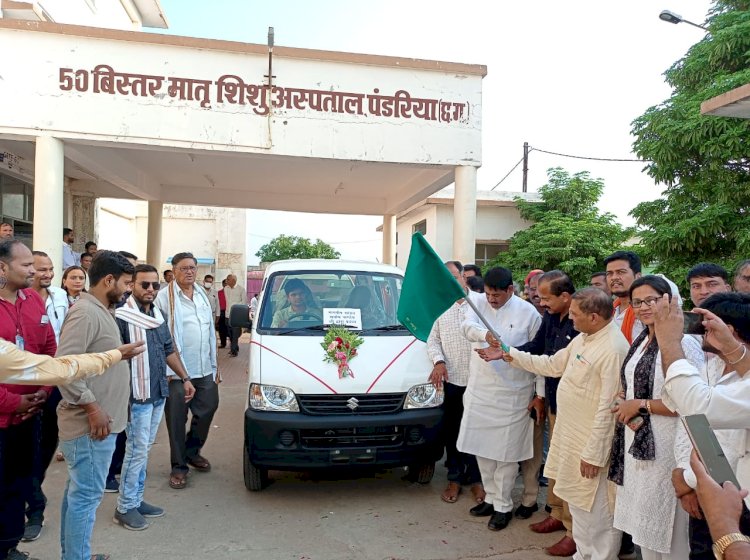 सांसद ने अपने निधि से पंडरिया अस्पताल को दिया एम्बुलेंस
मरीजों को मिलेगा एम्बुलेंस का लाभ।